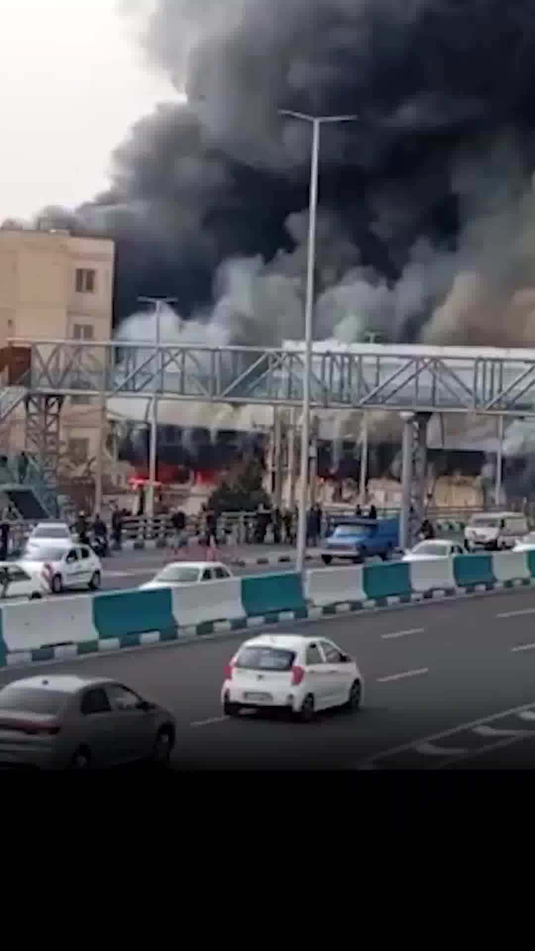 בטהרן לא מצליחים להשתלט על השריפה: תיעוד נוסף מהשוק הבוער בבירת איראן