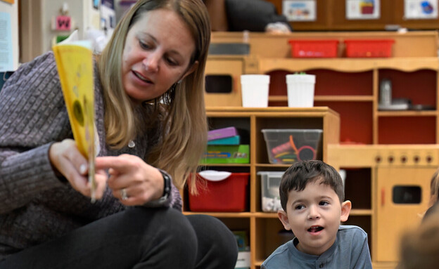 גננת מקריאה סיפור לילדים
