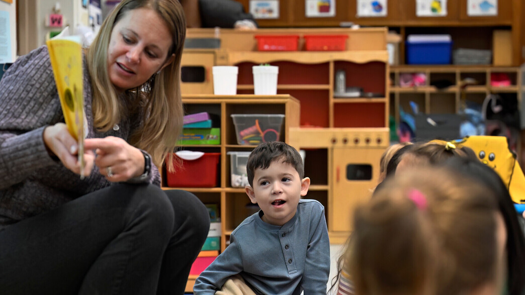 גננת מקריאה סיפור לילדים