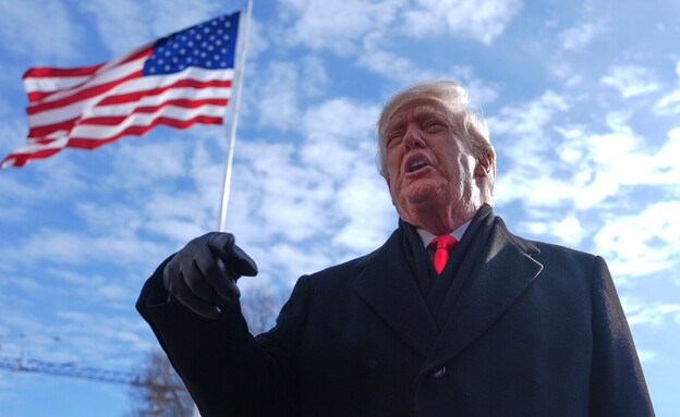 נשיא ארה״ב דונלד טראמפ משוחח עם עיתונאים