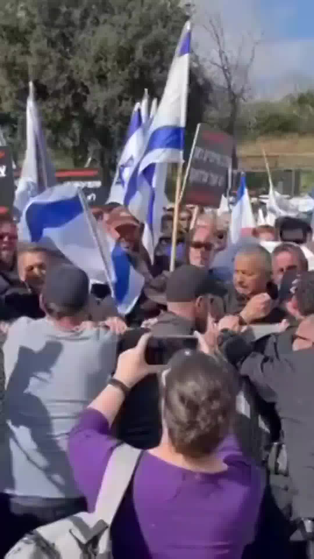 הרפתנים פורצים מחסומים בדרך למשרד האוצר