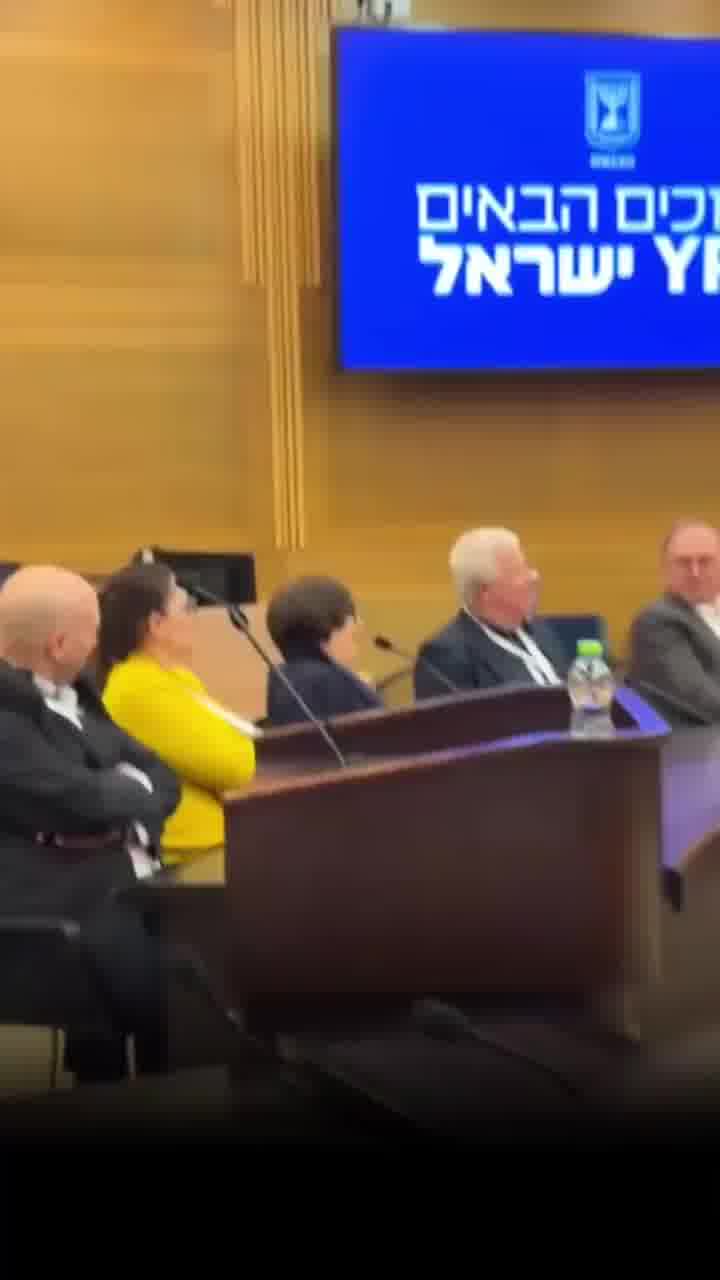 יאיר לפיד על הדמות שלו בארץ נהדרת: "הייתי נוהג להיכנס למקומות ולהגיד 'שלום לכם' והפסקתי"