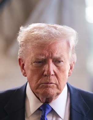 טראמפ מאיים על איראן: "חמינאי צריך להיות מודאג"