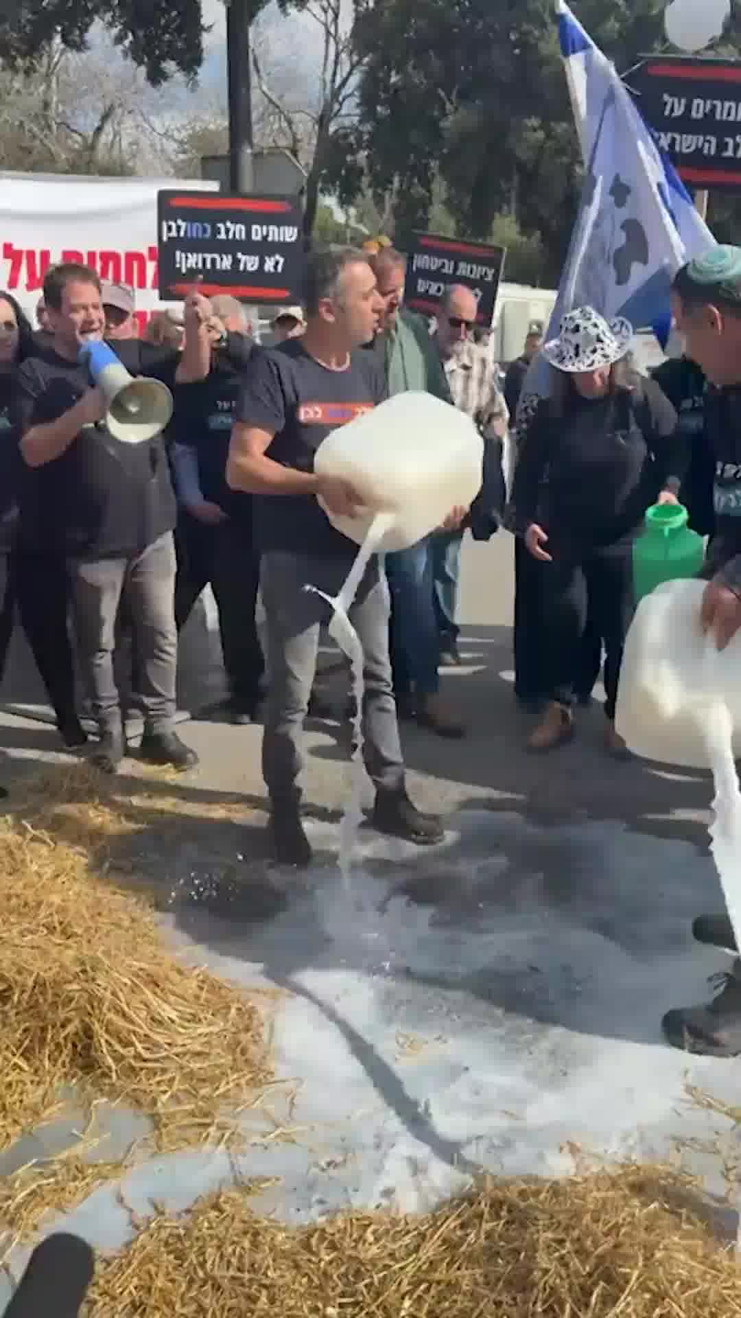 רפתנים שופכים חלב בכביש במהלך המחאות נגד רפורמת החלב