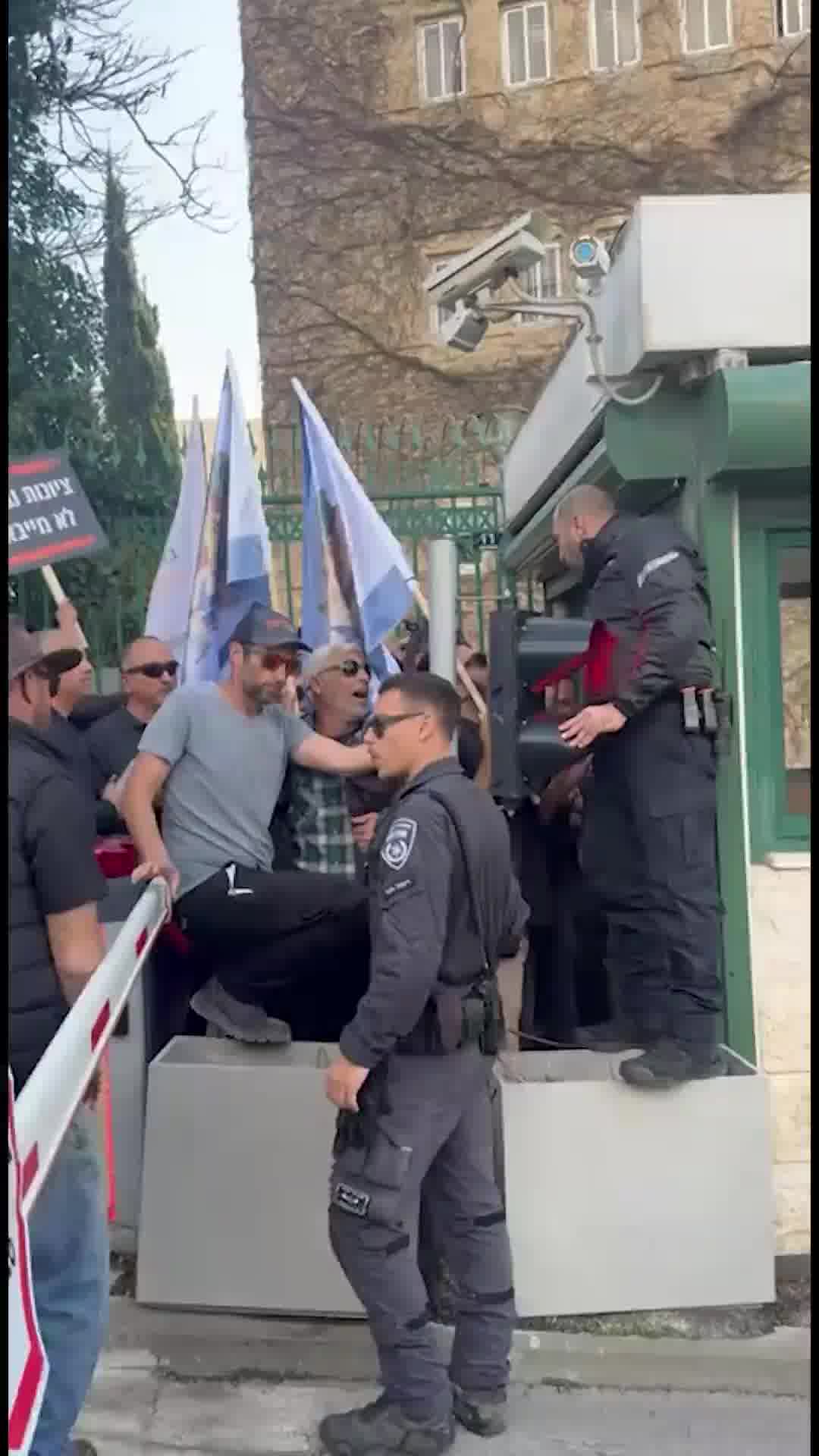 רפתנים מנסים לפרוץ למשרד האוצר, עימותים בין שוטרים למפגינים במקום