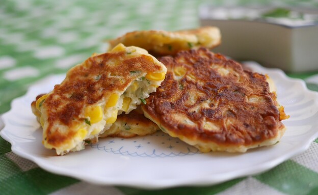 לביבות תירס וגבינה לבנה