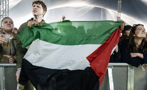 מבלים בפסטיבל בדנמרק עם דגל פלסטין (צילום: HELLE ARENSBAK/Ritzau Scanpix/AFP via Getty Images)