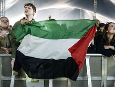 מבלים בפסטיבל בדנמרק עם דגל פלסטין (צילום: HELLE ARENSBAK/Ritzau Scanpix/AFP via Getty Images)