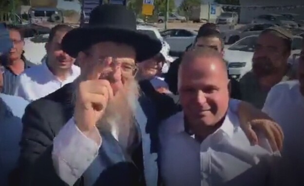 תומר גלאם מתחבק עם הרב יצחק ברדא