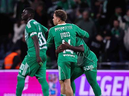 מנואל בנסון וסדריק דון חוגגים. הרכש הירוק סיפק קבלות (מאור אלקסלסי (צילום: ספורט 5)