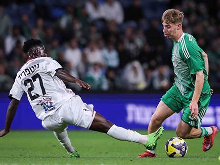 נבות רטנר. אוהדי מכבי חיפה מתענגים מכל נגיעה (מאור אלקסלסי) (צילום: ספורט 5)