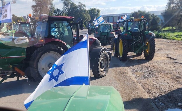 שיירת טרקטורים בדרך לחסום את כביש 1