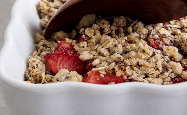 קראמבל תותים מאוזן (צילום: יעל קצב, mako אוכל)