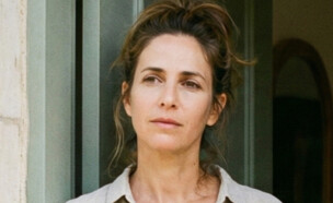 אישה עומדת בפתח הבית (AI: mako)