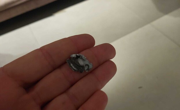 תיעוד מהנזקים שנגרמו בעקבות ירי לעבר בניין מגורים 