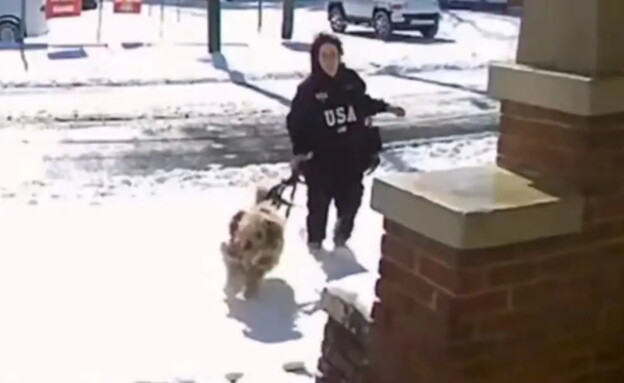 אשלי בייקר רגעים לפני שנטשה את הכלב