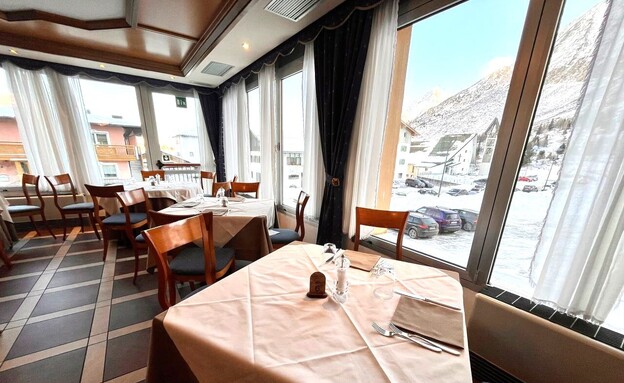 חדר אוכל מלון מירמונטי פאסו טונלה