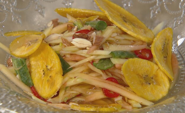 סלט פפאיה ירוקה ופלנטיין