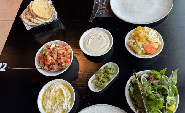 מגוון סלטים ושתייה קלה ב-40 שלקים לסועד. דגי הרייס