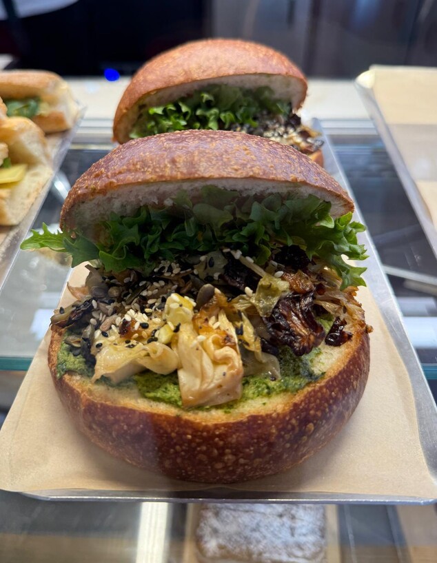 הכריכים של JOLAN