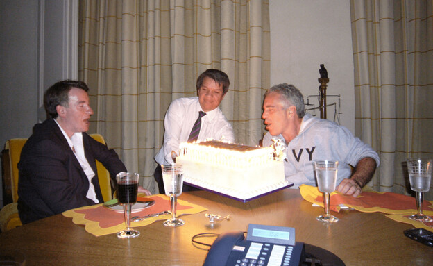 פיטר מנדלסון לצד ג'פרי אפסטין בתמונה שנחשפה