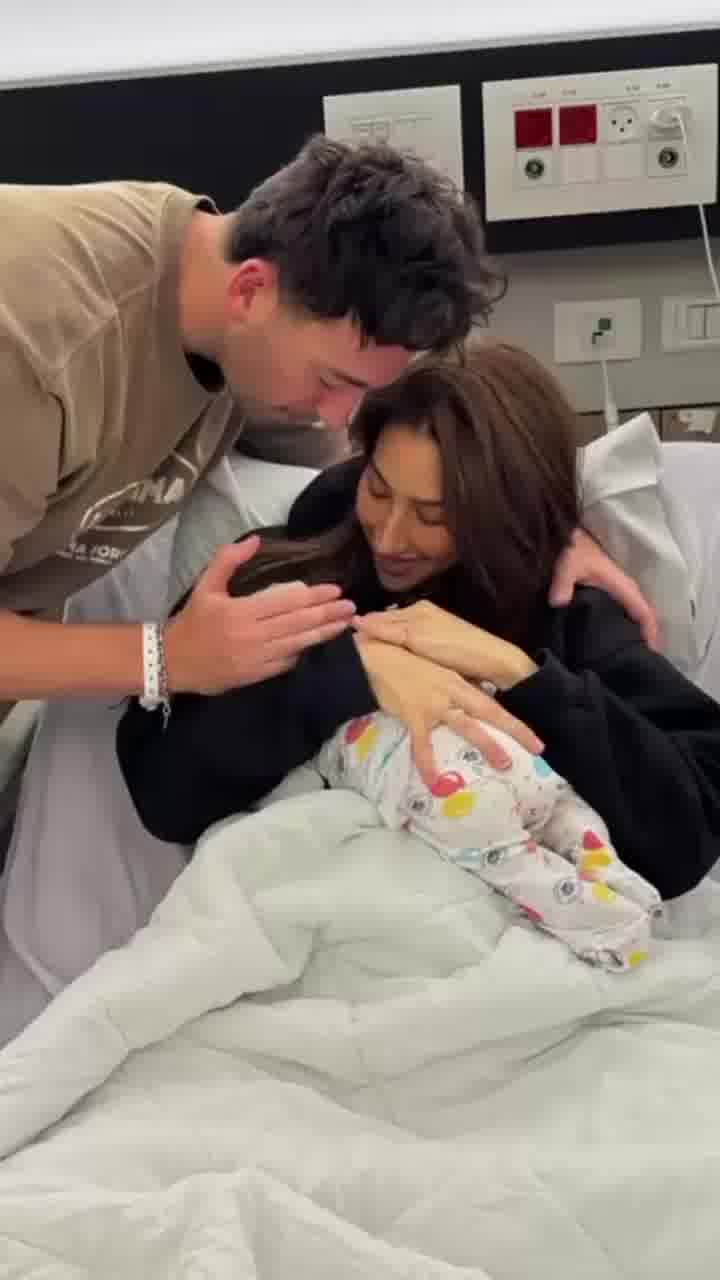 מזל טוב: שני גולדשטיין ובן זוגה סאם קליין הביאו לעולם בת בכורה