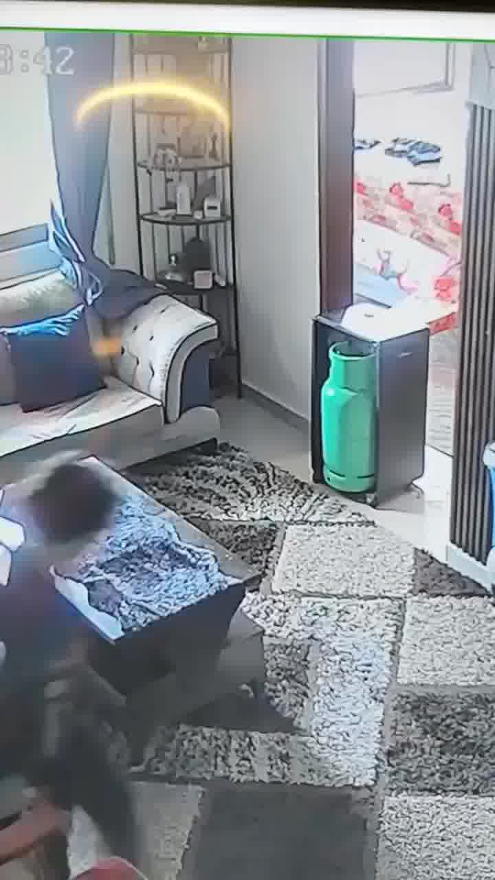 "מאמי החדשות הטובות הן שמחליפים את הדלת של חבר השינה. החדשות הרעות שהבית קצת מסריח"