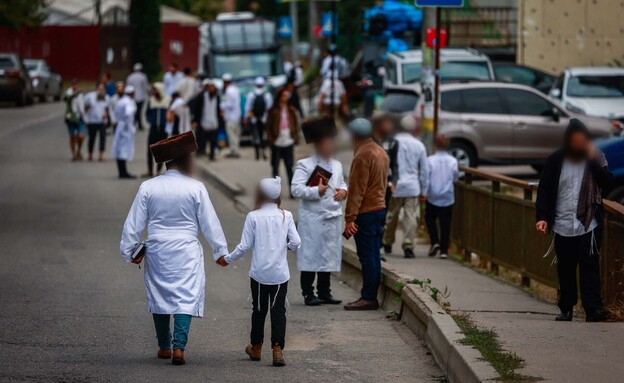 חרדים צועדים ברחובות אומן בערב ראש השנה