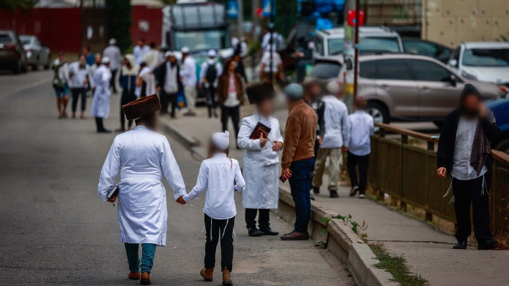 חרדים צועדים ברחובות אומן בערב ראש השנה חרדים צועדים ברחובות אומן בערב ראש השנה