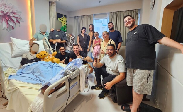 יוסי מלמד וצוות "סיאם טורס" בבית החולים עם הישראלים שנפצעו