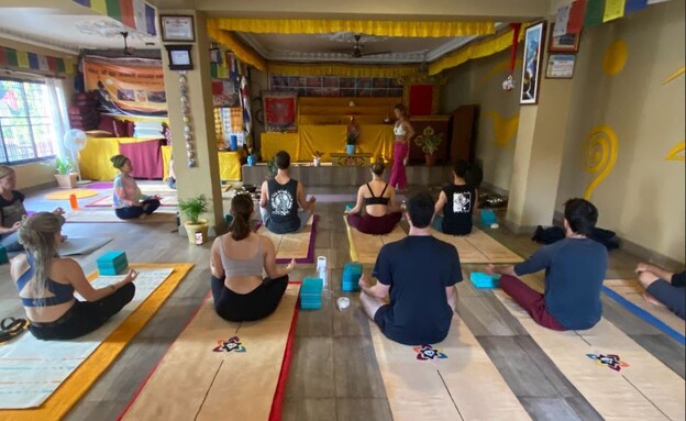 שיעורי היוגה של אמה עם קבוצת הישראלים בנפאל