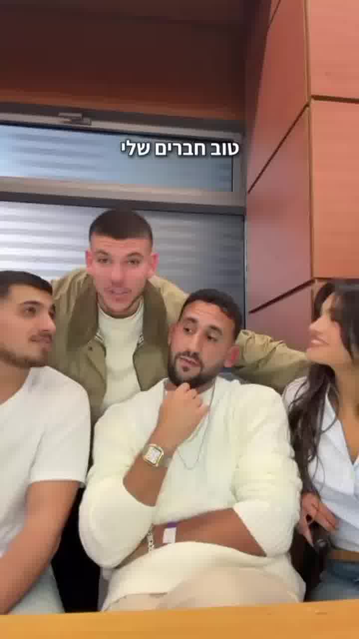 חנציס מתלבט עם חברים מה יהיה הסינגל הבא