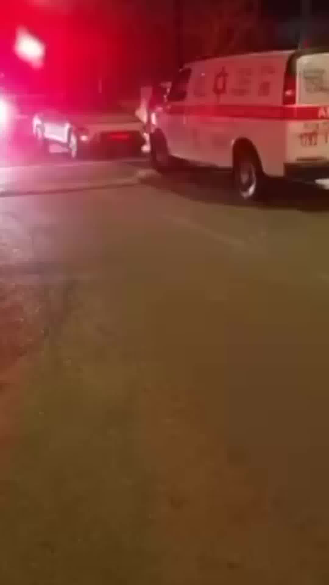 נתניה: כוחות הצלה הוקפצו לרחוב בנימין לאחר דיווח על שמיעת פיצוץ, שהתברר כנפילת תקרה של מבנה. אין נפג