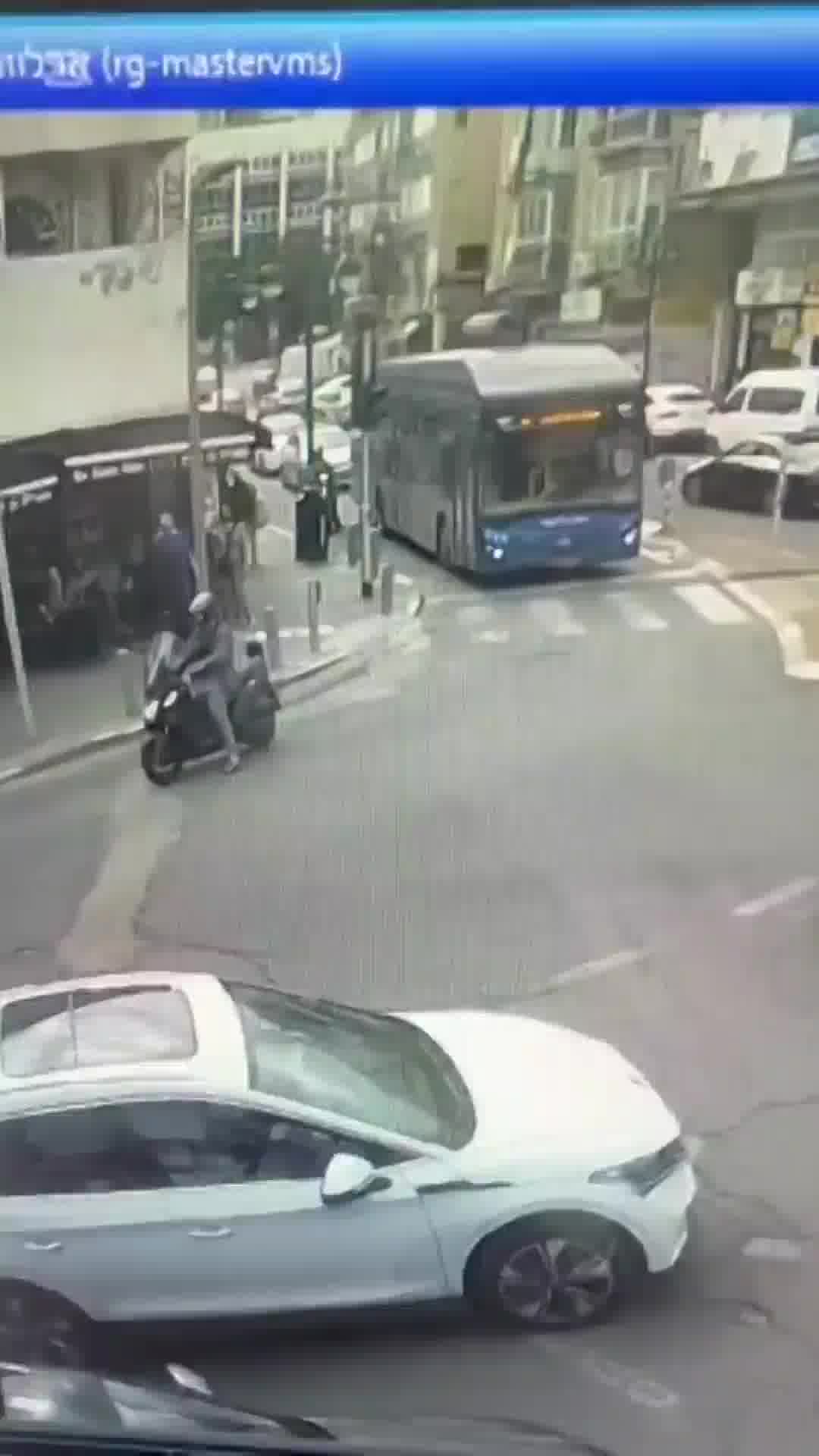 האוטובוס פונה - ומתנגש בעוצמה בהולכי הרגל ובחנות: תיעוד התאונה הקשה ברמת גן
