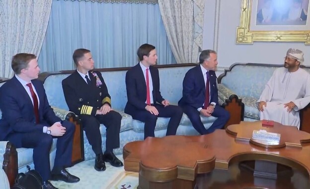 מפקד סנטקום אדמירל בראד קופר לצד וויטקוף וקושנר