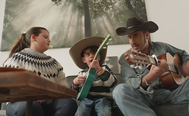 אביהו פנחסוב עם הילדים שלו