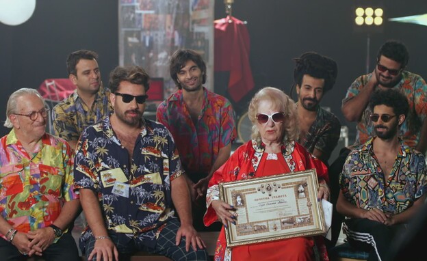 אביהו פנחסוב עם סבתא שלו