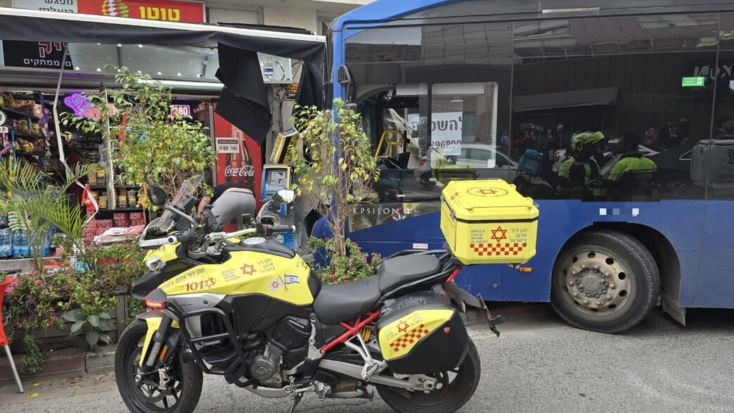 אוטובוס התנגש בבניין ברחוב ביאליק ברמת גן; צעירה במצב אנוש