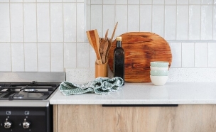 שיש במטבח עם שמן זית, מגבת, כלי עץ (צילום: shutterstock_Michelle54)