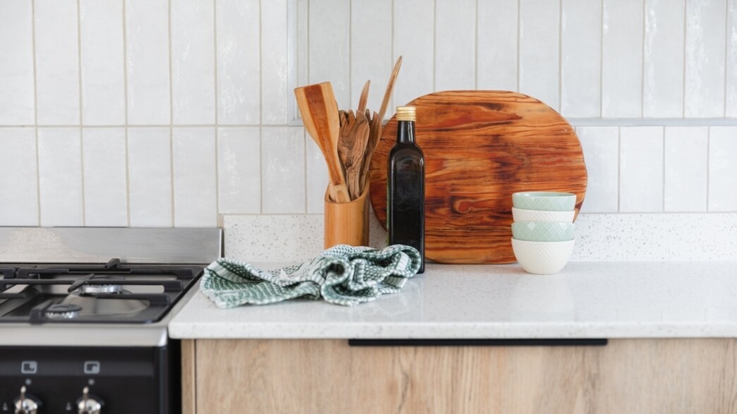 שיש במטבח עם שמן זית, מגבת, כלי עץ