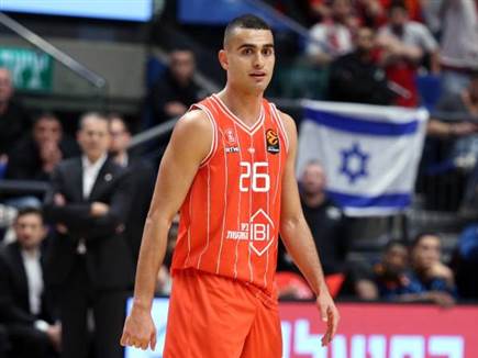 משהו חורק מאוד במכונה האדומה (אלן שיבר)