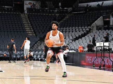 דרך ארוכה לפרקט (Michael Gonzales/NBAE via Getty Images) (צילום: ספורט 5)