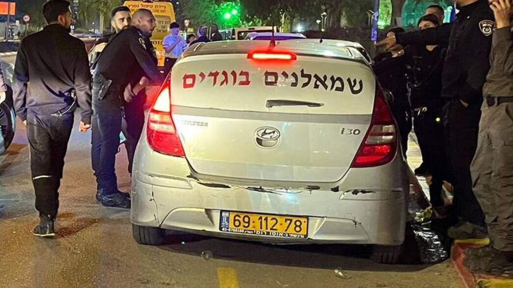 יצאו מרכב שעליו כתובות „שמאלנים בוגדים” ותקפו מפגינים בבאר שבע