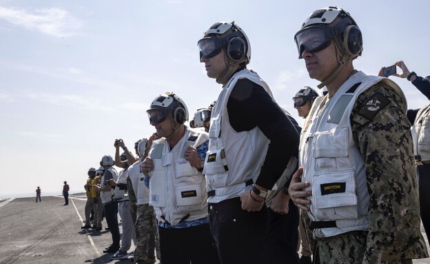 סטיב ויטקוף וג'ארד קושנר מבקרים בנושאת המטוסים