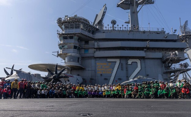 סטיב ויטקוף וג'ארד קושנר מבקרים בנושאת המטוסים