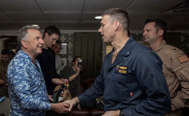 סטיב ויטקוף וג'ארד קושנר מבקרים בנושאת המטוסים