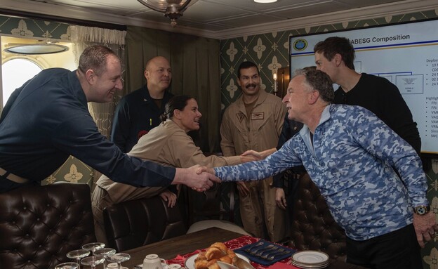 סטיב ויטקוף וג'ארד קושנר מבקרים בנושאת המטוסים