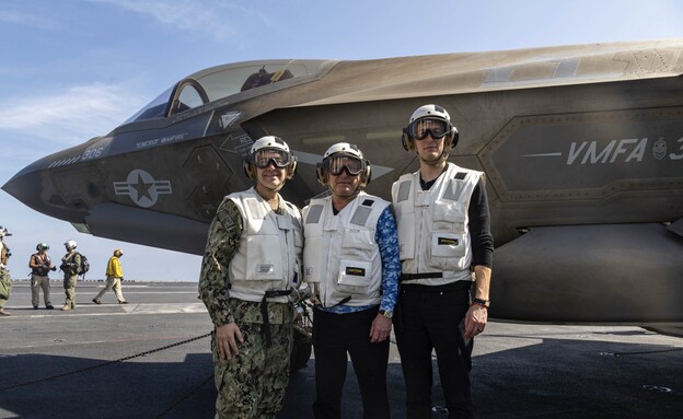 סטיב ויטקוף וג'ארד קושנר מבקרים בנושאת המטוסים