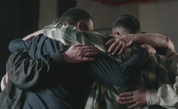 מפגש ראשון של ששת החטופים ששרדו באותה המנהרה