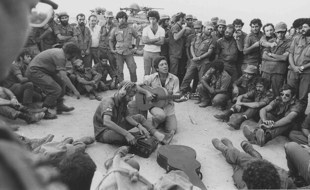 מתי כספי בהופעה של לאונרד כהן בפני חיילים